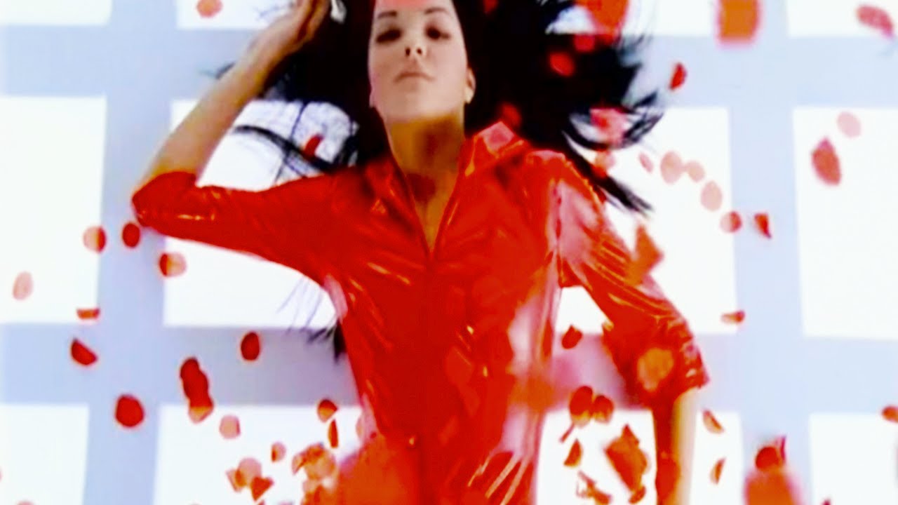 Bengü - Güller Yanıyor Mp3 İndir