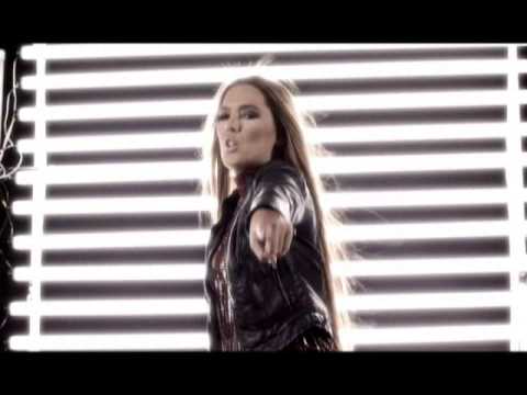 Demet Akalın - Deliyim Mp3 İndir