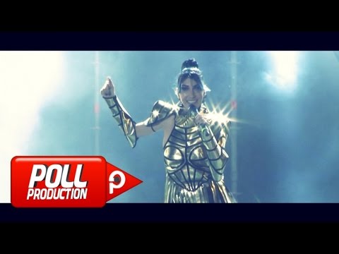 Hande Yener - Emrine Amade (Official Video) Mp3 İndir