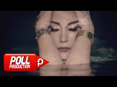 Hande Yener - Seviyorsun ( Official Video ) Mp3 İndir