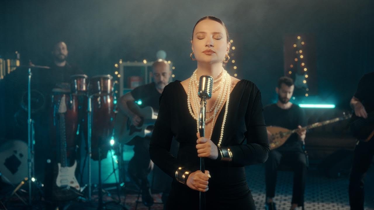 Irmak Arıcı - Enkaz (Official Music Video) Mp3 İndir