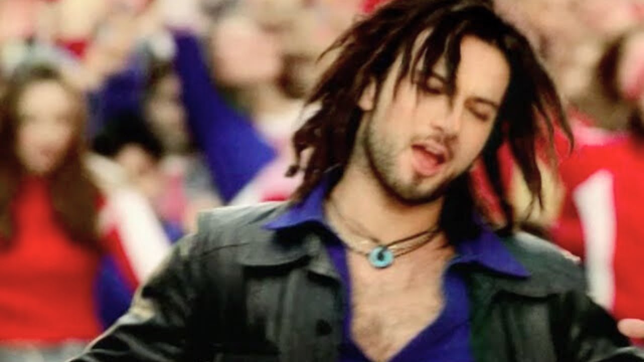 TARKAN - Bir Oluruz Yolunda (Official Music Video) Mp3 İndir