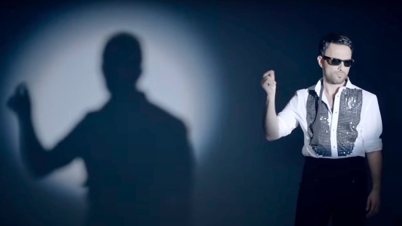 TARKAN feat. OZAN ÇOLAKOĞLU - Aşk Gitti Bizden (Official Music Video) Mp3 İndir