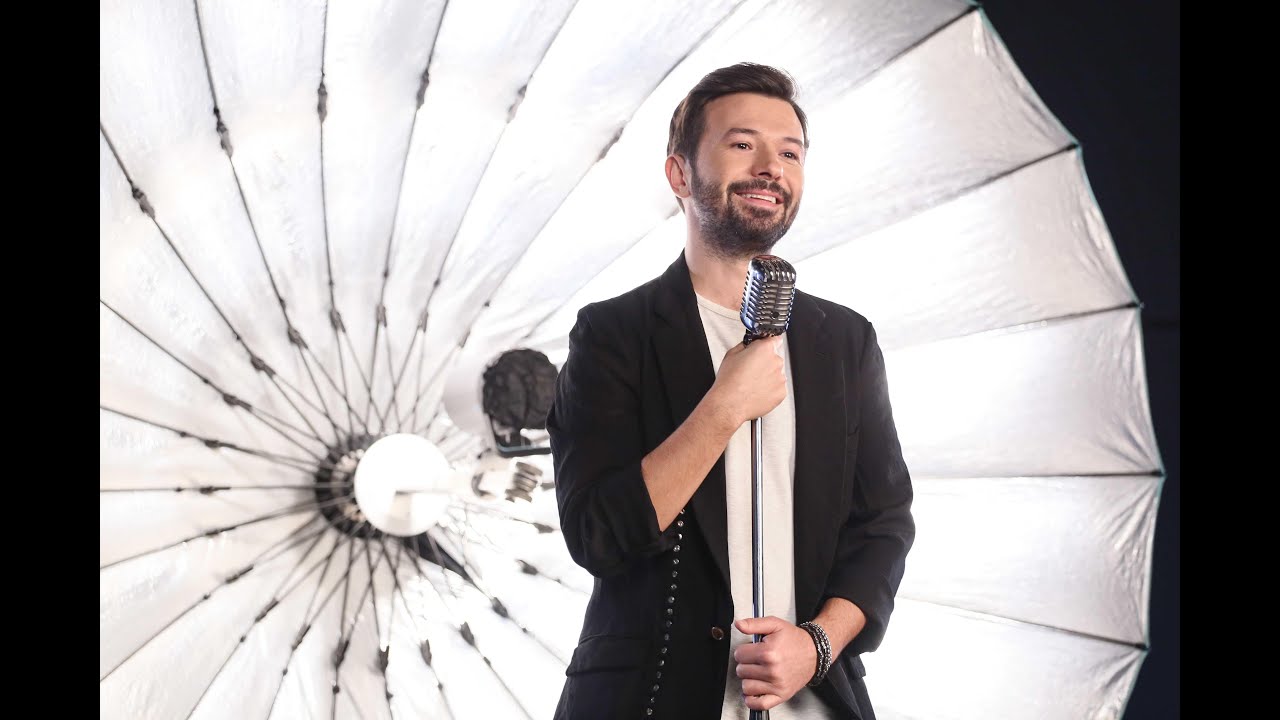 Yalın - Sesinde Aşk Var (Official Video) Mp3 İndir